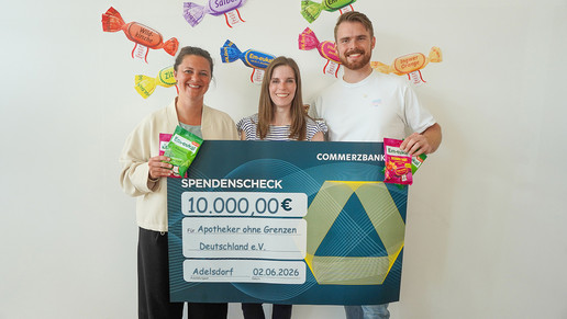 Melanie Schneble (links), Geschäftsführerin von Dr. C. SOLDAN, Lisa Würde (Mitte), Brand Managerin Dr. C. SOLDAN, und Philipp Soldan (rechts) präsentieren einen symbolischen Spendenscheck über 10.000 Euro. Die Spende des Familienunternehmens unterstützt Projekte von Apotheker ohne Grenzen für Menschen ohne Zugang zum Gesundheitssystem sowie für Geflüchtete.