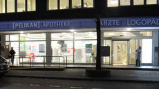 Die Pelikan Apotheke bei Nacht.