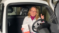 Apothekerin Janet Olgemöller sitzt im Botenfahrzeug. Mehr dazu im Artikel.