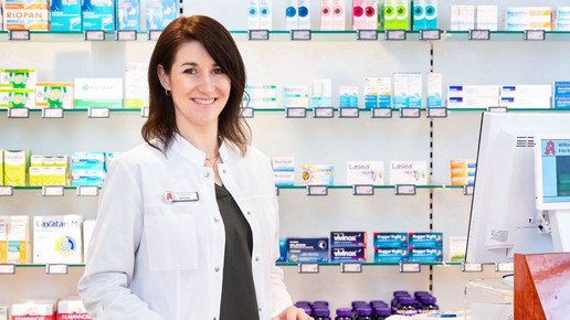 Foto: Apothekerin Jacqueline Diem vor der Sichtwahl ihrer Apotheke