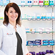 Neuer Notdienstplan: „Mir fällt ein Stein vom Herzen“ Foto: Apothekerin Jacqueline Diem vor der Sichtwahl ihrer Apotheke
