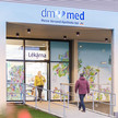 Foto: dm-Filiale mit dm-med-Werbung