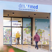 dm-Filiale mit dm-med Werbung