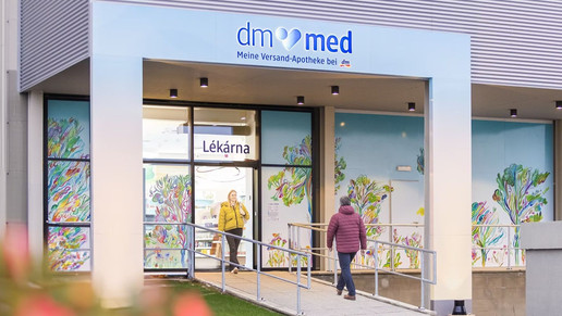 dm-Filiale mit dm-med Werbung
