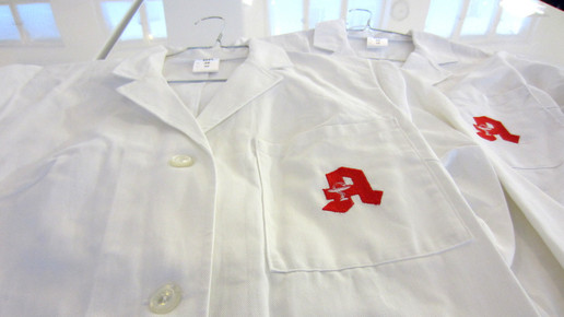 Kittel mit Apotheken-A liegen da