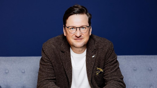 Lars Laschinski sitzt auf einem Sofa. Mehr dazu im Artikel.