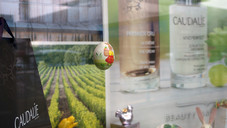 Eiersuche im Apothekenschaufenster