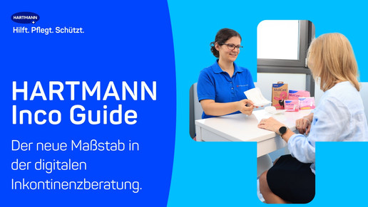Zwei Frauen sitzen sich an einem Tisch gegenüber, eine Mitarbeiterin in blauem HARTMANN-Poloshirt erklärt Inkontinenzprodukte. Links im Bild steht: „HARTMANN Inco Guide – Der neue Maßstab in der digitalen Inkontinenzberatung.“