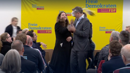 Lindner mit Schaumtorte beworfen