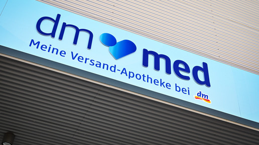 Logo von dm-med über dem Eingang in Tschechien