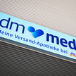 Logo von dm-med über dem Eingang in Tschechien