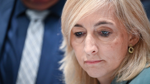 Nina Warken schaut nach unten