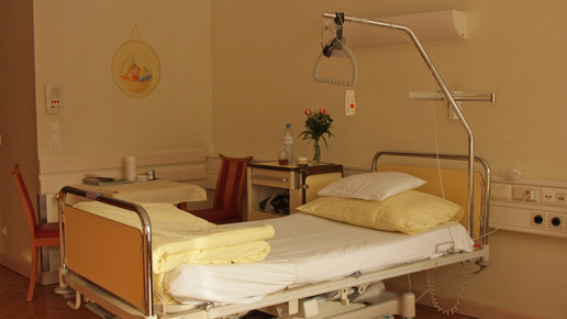 krankenbett christa el kashef pixelio de