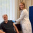 Apothekerin Dr. Eva-Maria Lippke impft einen Patienten.