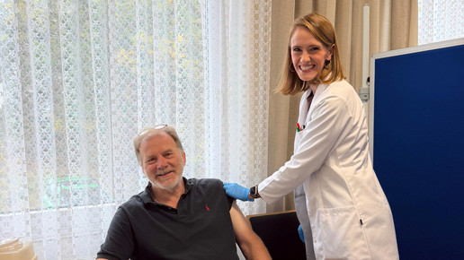 Apothekerin Dr. Eva-Maria Lippke impft einen Patienten.
