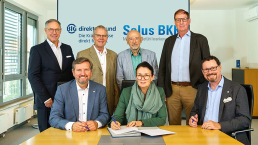 Spitze von BIG direkt gesund und Salus BKK beim Unterzeichnen des Kooperationsvertrags