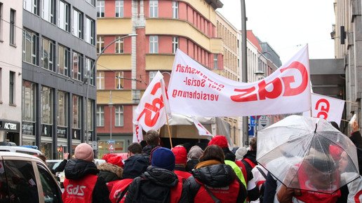 Streikende mit GdS-Banner in Berlin 