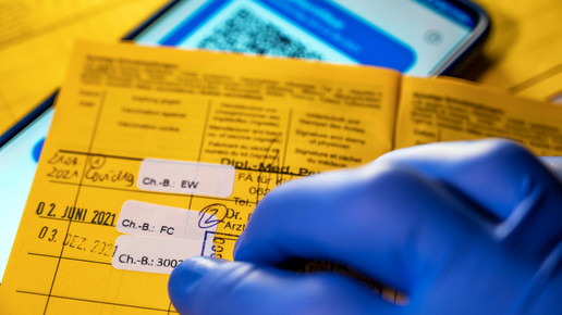 Hunderte Corona-Scheinimpfungen: Hausarzt vor Gericht