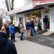 „Invasionsartig“: Warteschlange vor Burg-Apotheke „Invasionsartig“: Warteschlange vor Burg-Apotheke