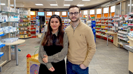Foto: Das Apothekerpaar Imran und Ramazan Özkul in der Apotheke.