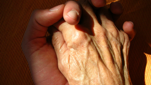 haende-jung-alt-Bernhard Friesacher-pixelio