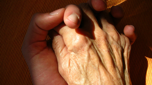 haende-jung-alt-Bernhard Friesacher-pixelio