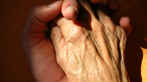 haende-jung-alt-Bernhard Friesacher-pixelio