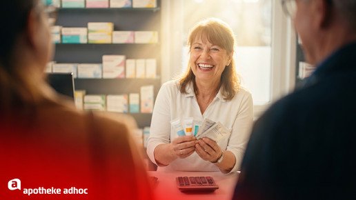 Montage: Eine PTA strahlt im HV und hält Proben in der Hand