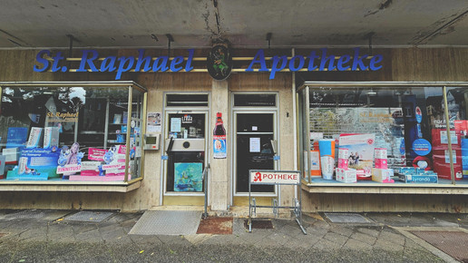 Die geschlossene St. Raphael Apotheke in Frankfurt von außen. Mehr dazu im Artikel 