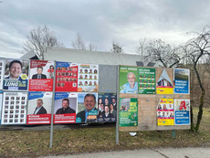 Wahlplakate in Bayern in 2026.