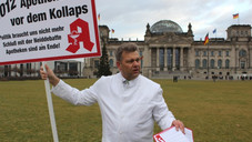 Apotheker demonstiert vor dem Reichstag