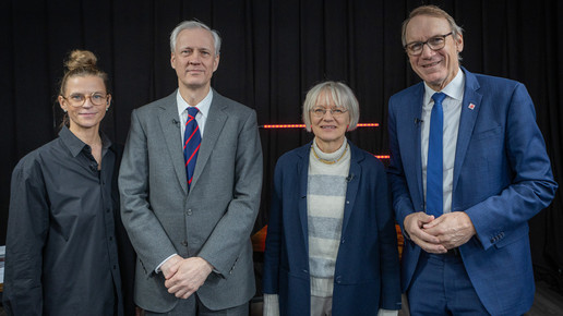 Nadine Tröbitscher mit Thomas Müller (BMG), Dr. Sabine Richard (AOK), Thomas Preis (Abda)