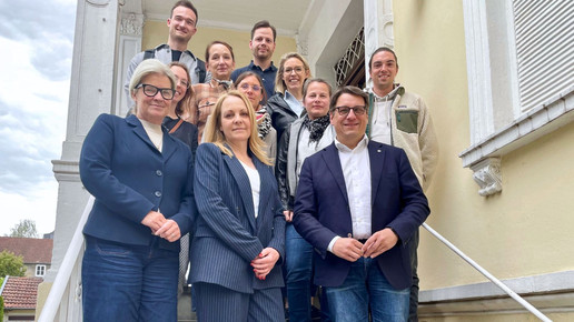 Dr. Oliver Vogt (v.r.), CDU-Bundestagsabgeordneter aus dem Kreis Minden-Lübbecke, Simone Borchardt, gesundheitspolitische Sprecherin der CDU/CSU-Bundestagsfraktion, und neun Apotheker aus dem Kreis Minden-Lübbecke.