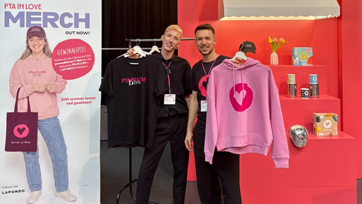 Justin Bläße und Marius Poorhossaini präsentieren stolz die neue PTA IN LOVE Merch-Kollektion 