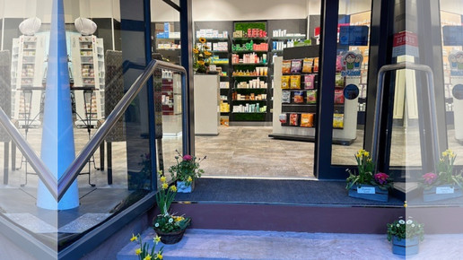 Foto: Eingangsbereich der Sonnen-Apotheke in Eberbach von draußen.