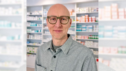 Apotheker Benjamin Althof lächelt. Mehr dazu im Artikel.