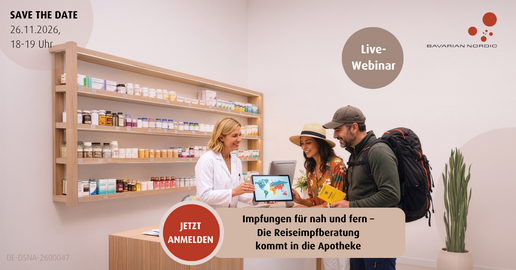 Darstellung einer Beratungssituation in einer Apotheke: Eine Apothekenfachkraft erläutert zwei Personen Informationen zu Reiseimpfungen. Hinweis auf ein Live-Webinar am 26.11.2026.