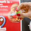 „O’zapft is“: Apotheke lädt zur Wiesn-Impfaktion Aktion von Hersteller CSL Seqirus: O’zapft is – aber bitte Grippe-geimpft!“