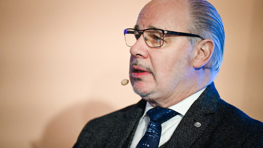 Dr. Georg Kippels mit Mikro auf einer Bühne