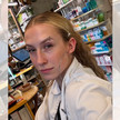 Notdienst-Premiere: Apothekerin geht bei TikTok viral Apothekerin Ricarda Spielvogel in der Apotheke. Mehr dazu im Artikel.