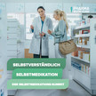 Apothekerin berät Kundin in einer Apotheke. Drei grüne Banner zeigen den Text: „SELBSTVERSTÄNDLICH SELBSTMEDIKATION – DER SELBSTMEDIKATIONS-SUMMIT“. Oben rechts befindet sich das Logo des Pharmaverbandes PHARMA DEUTSCHLAND.