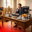 „Alles für den Haushalt“: Zuckersteuer ist nur der Anfang KI-Bild zeigt Lars Klingbeil mit Zuckergetränken um sich herum