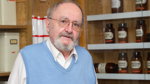 Adler-Apotheke Erlangen Bernd Nuermberger vor flaschen Marie-Theres Graf 