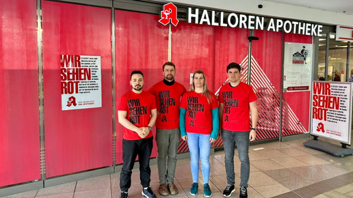 Protestbeteiligung: Komplette Schaufenster rot gestrichen