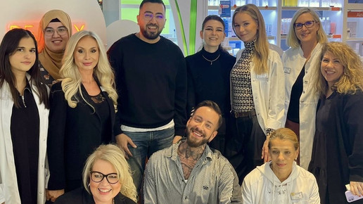 Schlange vor Apotheke: Ansturm wegen Friseur-Influencer