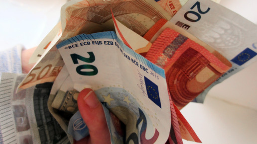 geld buendel hand aa