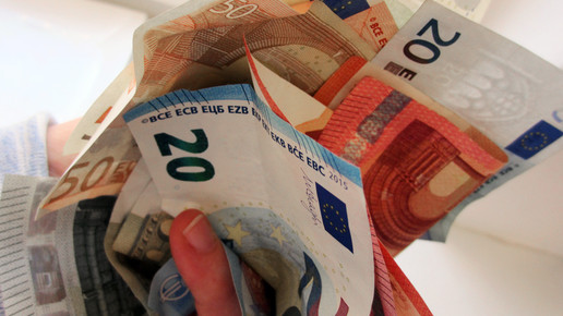 geld buendel hand aa