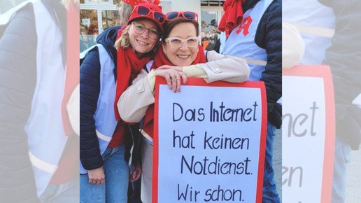 Apothekeninhaberin Julia Bark mit einer Angestellten beim Apothekenprotest.