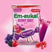 Em-eukal® Berry Shot bringt fruchtig-zuckerfreien Genusstrend Dekoratives Bild: Packshot der BerryShot Bonbons mit Beeren auf pinkem Hintergrund