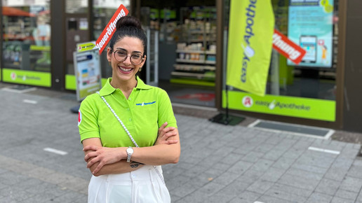 Apothekerin Rudaba Abdullah vor ihrer Apotheke.
